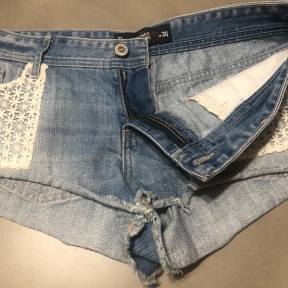 HOLLISTER Low Rise Crochet Jean Shorts - Picture 3 of 5